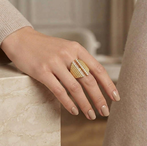 Chevalière Solaire portée à la main, Maison Avelia