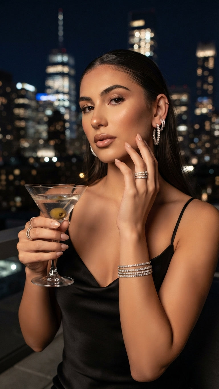 Créoles, bagues et bracelet pavés portés en soirée